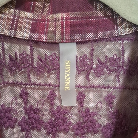 New. Shyanne Wome's Burgundy Plaid Button Down Shirt Size L - Picture 7 of 12